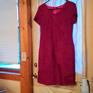 Beautiful fitted style dress in party fuchsia pink magenta w/textured swirl